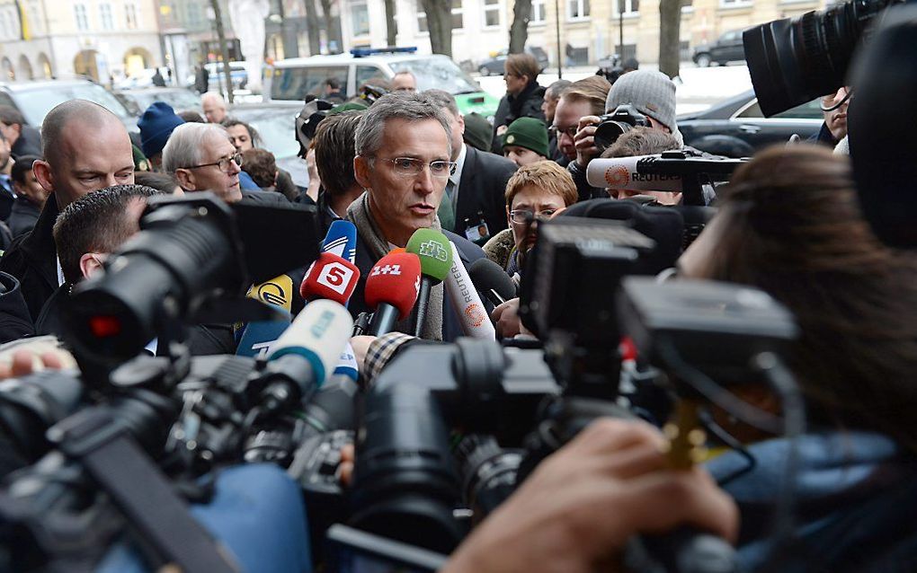 Op de internationale veiligheidsconferentie in München is de bewapening van het Oekraïense leger een van de hoofdthema's. Ook NAVO-topman Stoltenberg (m.) mengt zich in dat debat. beeld EPA