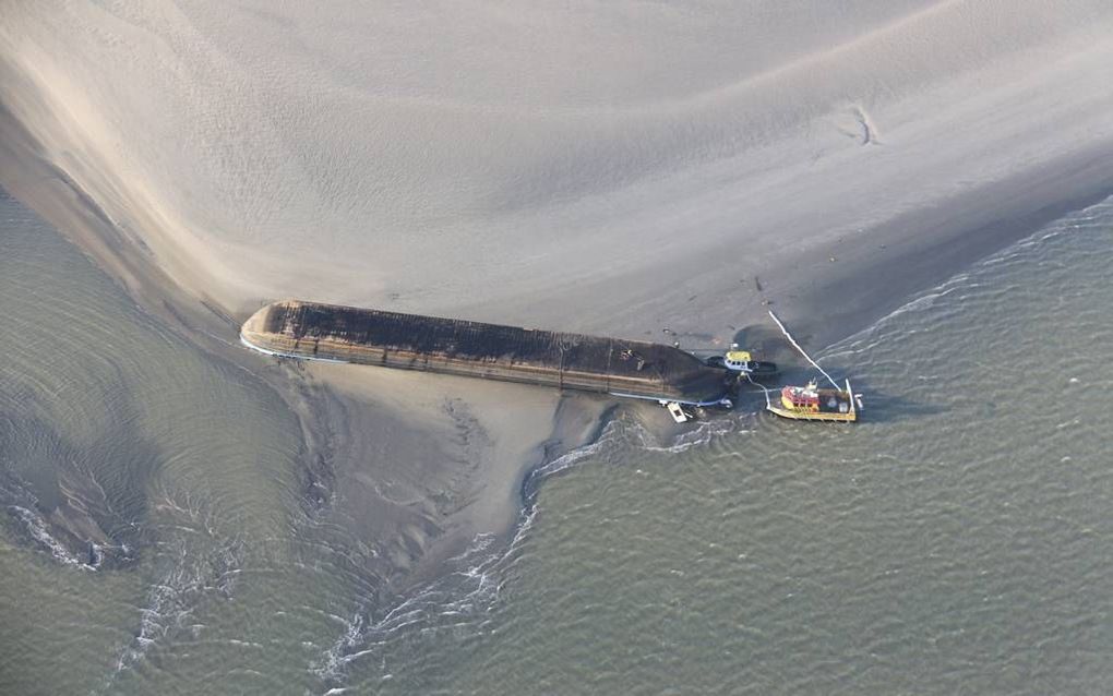 Omgeslagen schip in de Westerschelde. beeld ANP