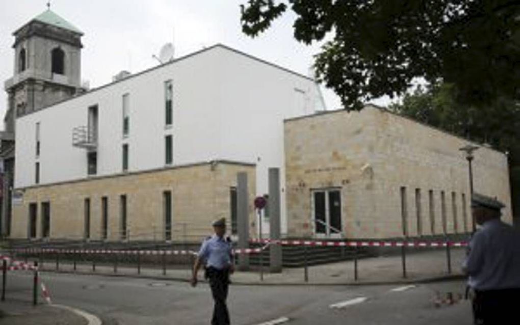 Politieagenten bij de synagoge in het Duitse Wuppertal, 29 juli 2014. Drie mannen deden een poging het Joodse gebedshuis in brand te steken. Beeld EPA