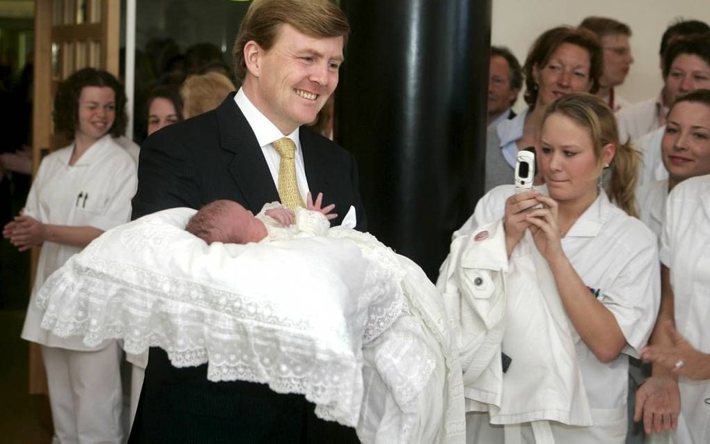 Prins Willem-Alexander in 2007 met Ariane, zijn derde dochter, in het Bronovo. beeld ANP