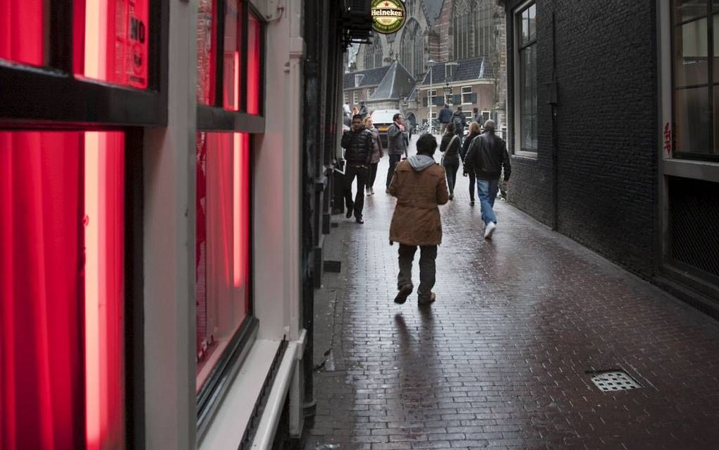 De Wallen in Amsterdam, met op de achtergrond de Oude Kerk. beeld RD, Henk Visscher