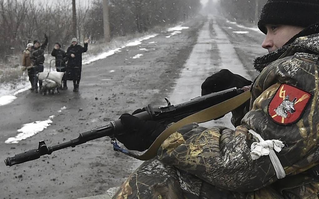 Mensen zwaaiden in Uglegorsk, vlak bij het Oost-Oekraïense Debaltseve, naar een pro-Russische strijder. De strijd tussen Oekraïne en de pro-Russische separatisten is de laatste weken weer opgelaaid. beeld AFP