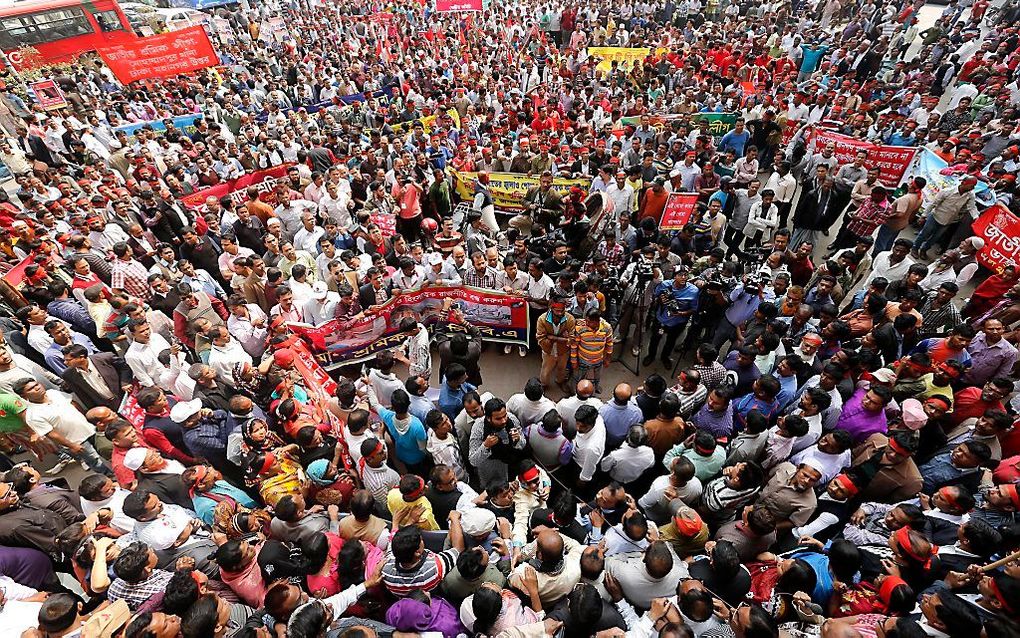 In Dhaka vonden gisteren protesten plaats tegen de aanhoudende onlusten in Bangladesh. beeld EPA