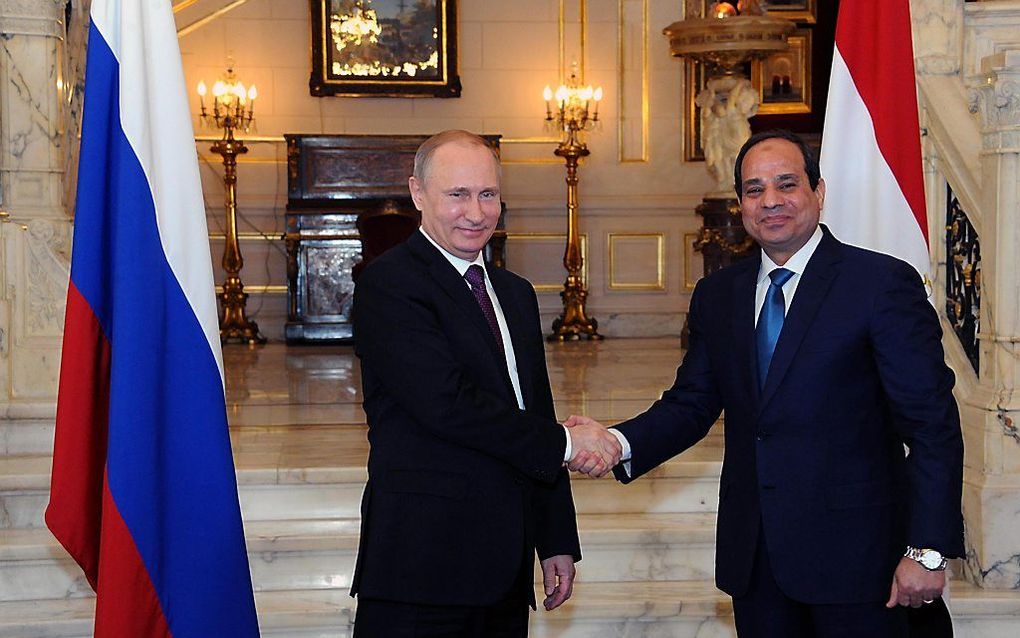 Poetin (l.) en al-Sisi. beeld AFP