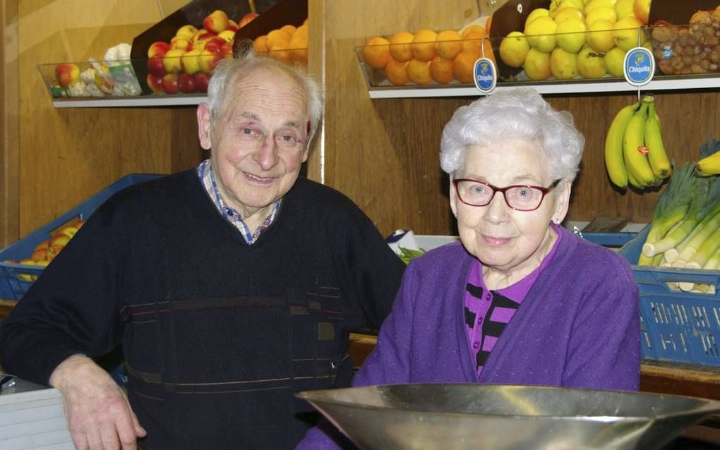 Adrie en Francien Trimpe in hun groentezaak. Adrie schopte dinsdag een overvaller zijn zaak uit. De hoofdwonden zijn nog te zien. beeld Van Scheyen Fotografie