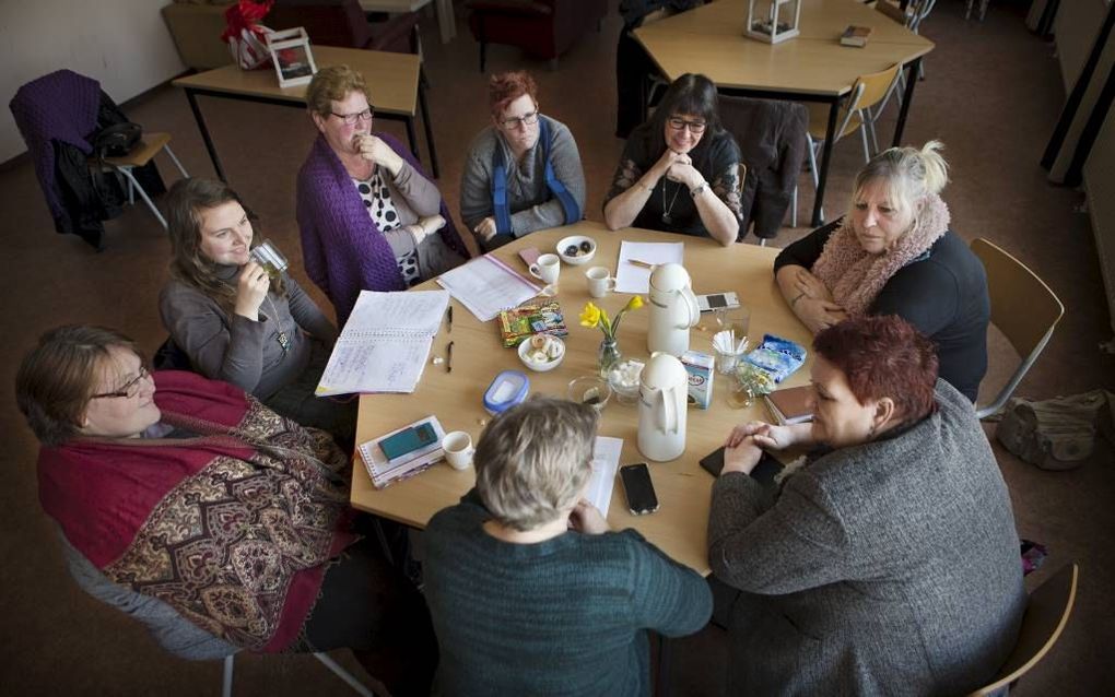 Deelnemers aan De Gulden Middenweg in Amsterdam ontmoeten elkaar wekelijks om hun ervaringen met armoede te delen. beeld RD, Henk Visscher