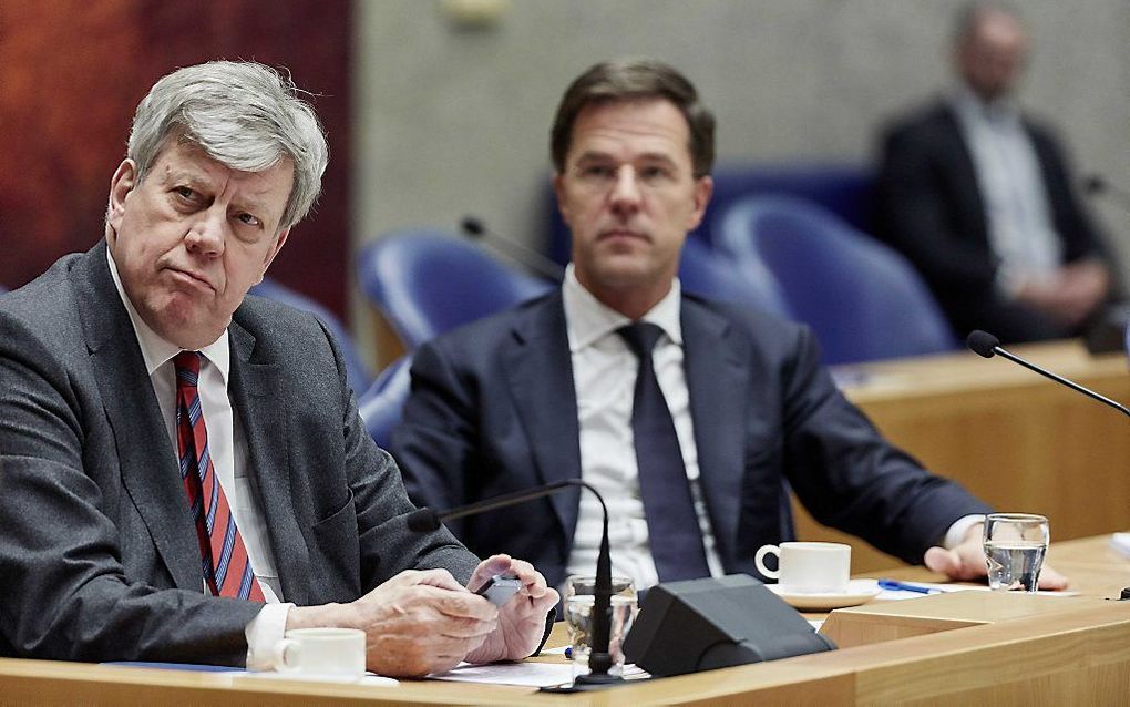 Rutte (r.) en Opstelten tijdens het debat. beeld ANP