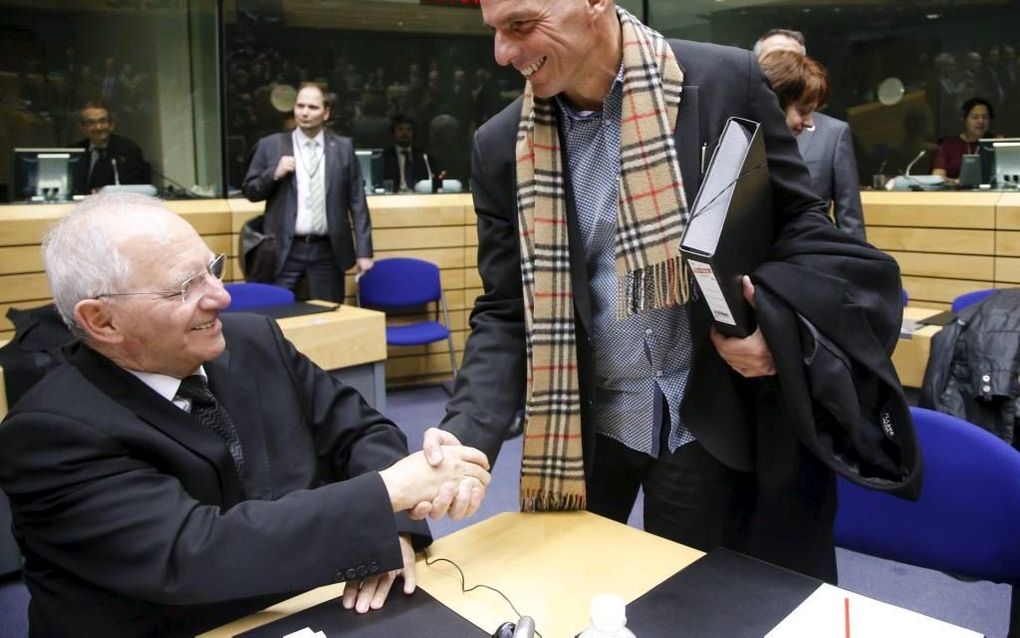 De Griekse minister van Financiën Varoufakis (rechts) schudt de hand van zijn Duitse collega Schäuble, bij de start van de speciale vergadering van de eurogroep over de Griekse schuldenkwestie in Brussel. beeld EPA