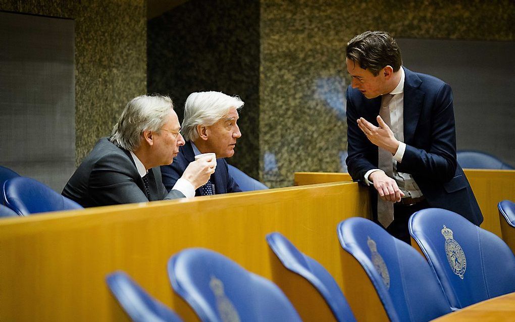 Burgemeester Peter den Oudsten van Groningen en commissaris van de Koning Max van den Berg in gesprek met Pvda-Kamerlid Henk Nijboer (R) tijdens het debat over gaswinning in Groningen. Beeld ANP