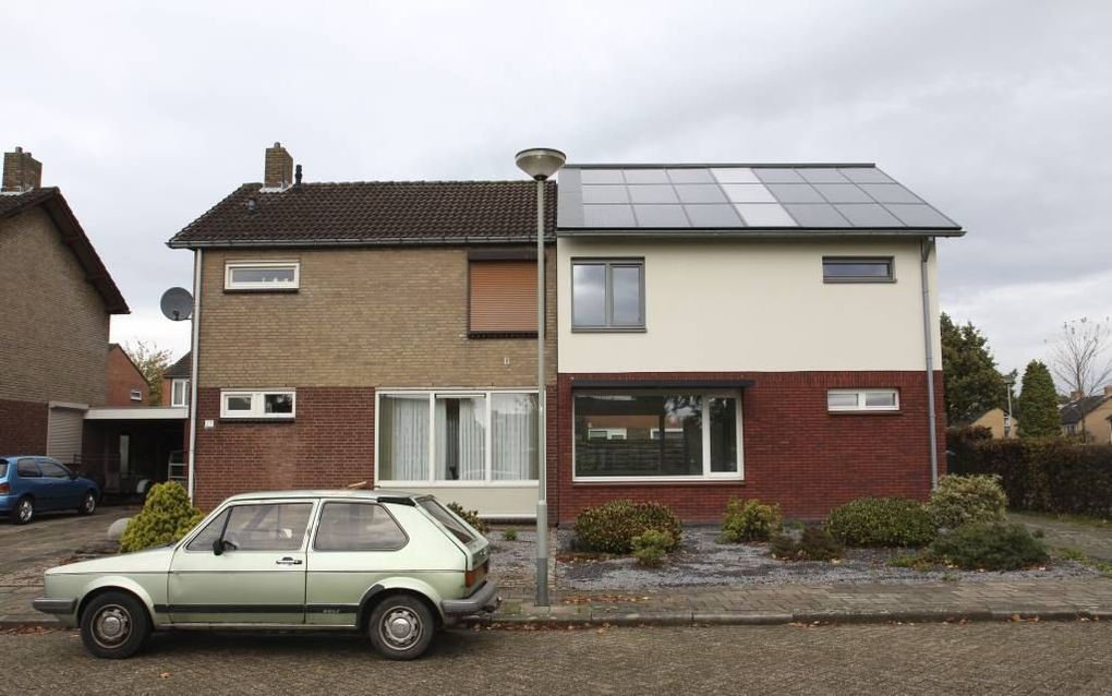 Voor een Nul-op-de-Meterhuis krijgen huiseigenaren de kans hun woning compleet te vernieuwen van het geld dat zij normaal gesproken aan de energierekening kwijt zijn. Foto: een project van Dura Vermeer in Melick, Limburg.  beeld Energiesprong