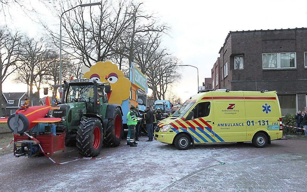 Reddingswerkers bij de praalwagen waar op een automobilist in gereden. Er is voor zover nu bekend één dode gevallen en raakten vijf mensen gewond. De bestuurder van de auto lijkt onwel geworden te zijn en niet expres op de optocht in te zijn gereden. beel