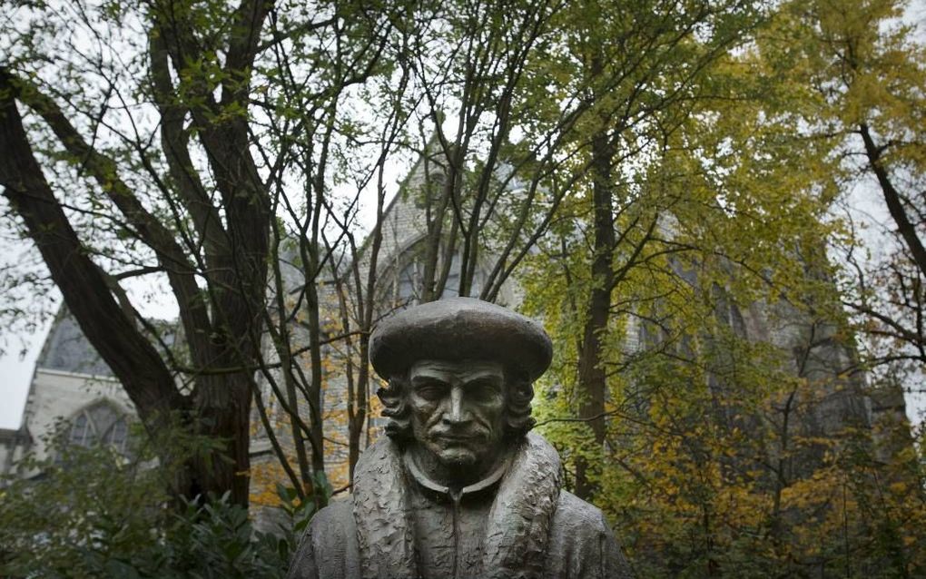 Standbeeld van Desiderius Erasmus in het Willem Vroesenpark in Gouda. beeld RD, Henk Visscher