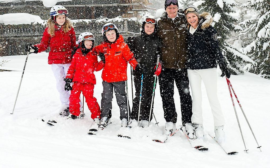 Kroonprinses Elisabeth, prinses Eleonore, prins Emmanuel, prins Gabriel, koning Filip en koningin Mathilde op wintersport in 2014. beeld AFP