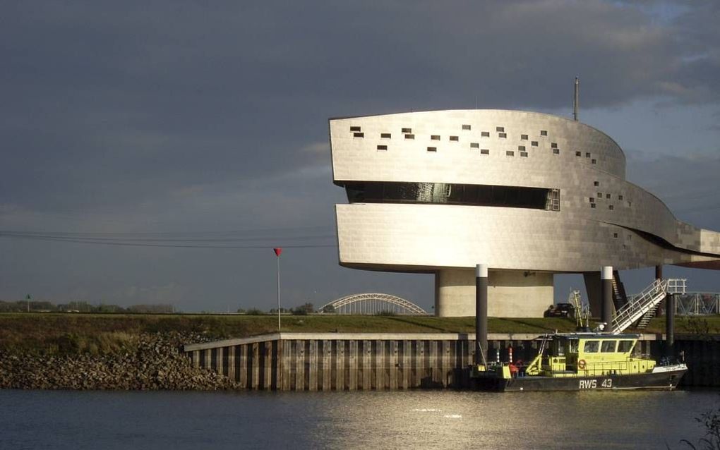 De verkeerspost van Rijkswaterstaat bij Nijmegen. Scheepsverkeersleiders klagen over onderbezetting en zeggen dat de veiligheid op de rivieren in gevaar is. Rijkswaterstaat ontkent de problemen. beeld Wikimedia