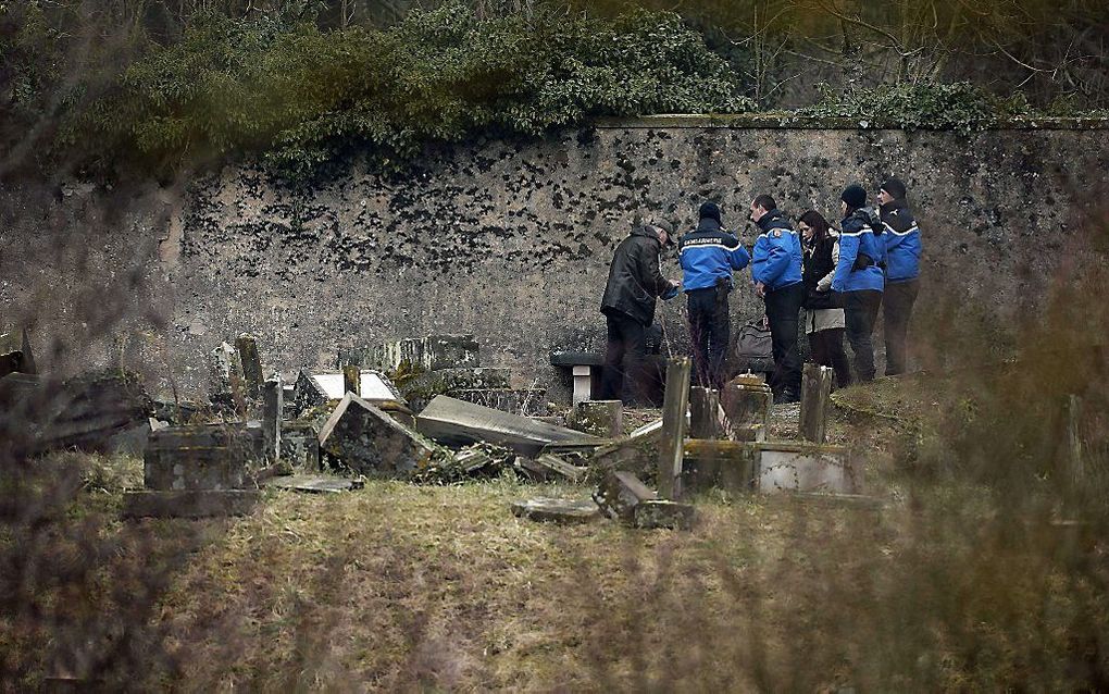 Onderzoek bij de vernielde graven. Beeld AFP