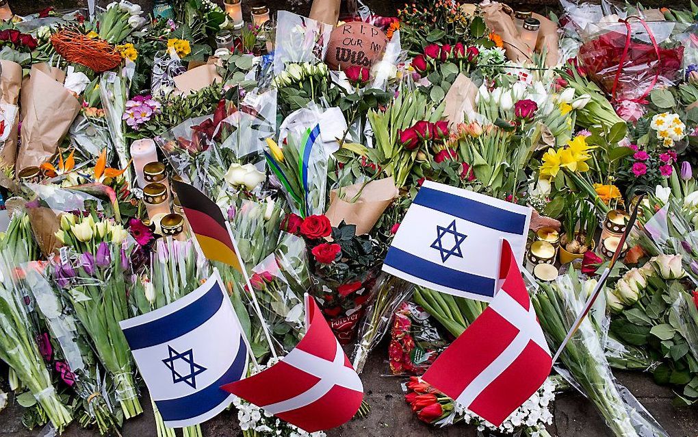 Bloemen en steunbetuigingen bij de synagoge van Kopenhagen. beeld EPA