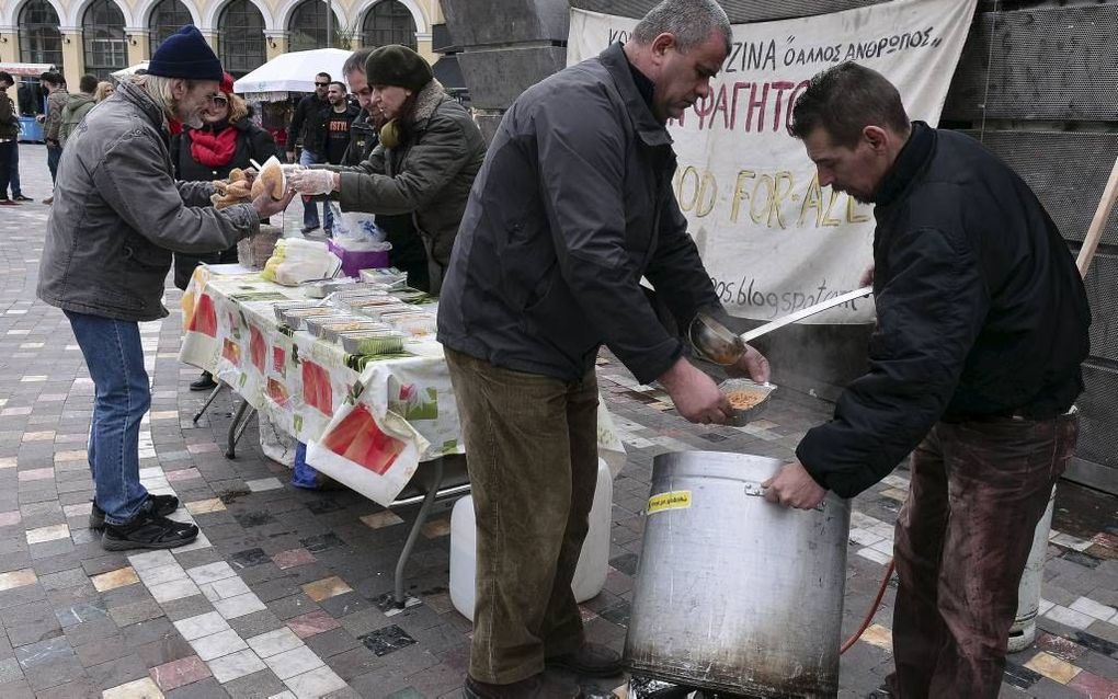 In Athene werden gisteren gratis maaltijden uitgedeeld. beeld AFP