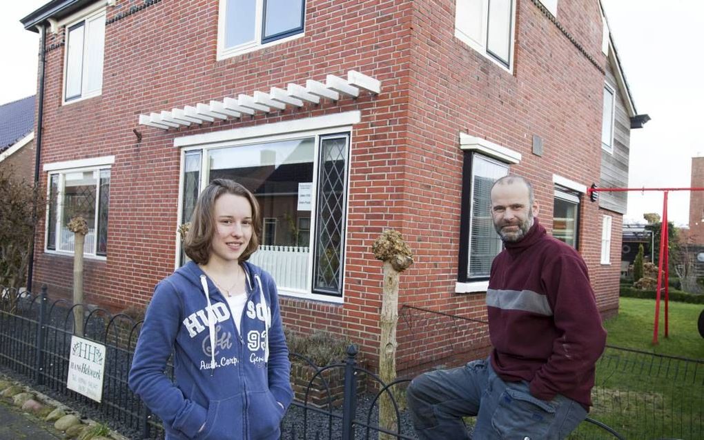 Hans van der Louw met dochter Maaike (17) bij zijn gerestaureerde huis in Wagenborgen. beeld RD, Anton Dommerholt