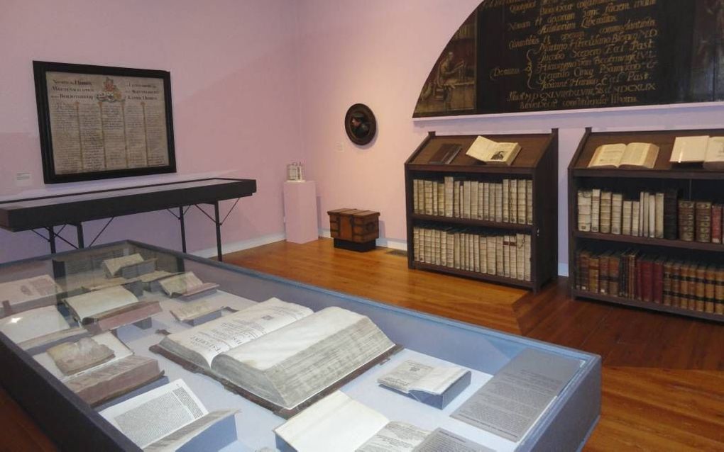 Bord met namen van bestuurders van de Goudse Librije, die jarenlang gevestigd was in de Sint-Janskerk. Foto Museum Gouda