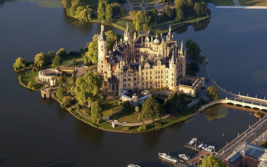 De grootvader van koningin Juliana, Friedrich Franz, is ook bekend door de bouw van het imposante Schweriner Schloss, op het eiland aan het meer van Schwerin, tussen 1845-1857. Het is een van de bekendste kastelen van Duitsland in de stijl van de neorenai