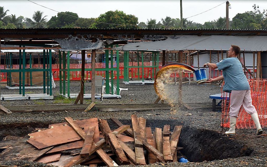 Het ebolavirus heeft zeker 9300 mensen het leven gekost. Ongeveer 3900 daarvan waren mensen uit Liberia. Het aantal besmettingen in Liberia is sinds oktober afgenomen. Foto: een medewerker van Artsen zonder Grenzen verbrandt materiaal van een afgebroken t