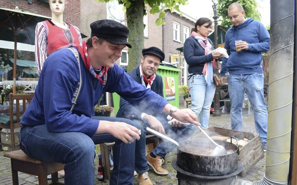 WOUDRICHEM. De organisatie van het Festival Weekend in Woudrichem laat het kampioenschap vis bakken toch doorgaan. Het onderdeel stond ter discussie vanwege zorgen over de veiligheid. beeld Teus Admiraal