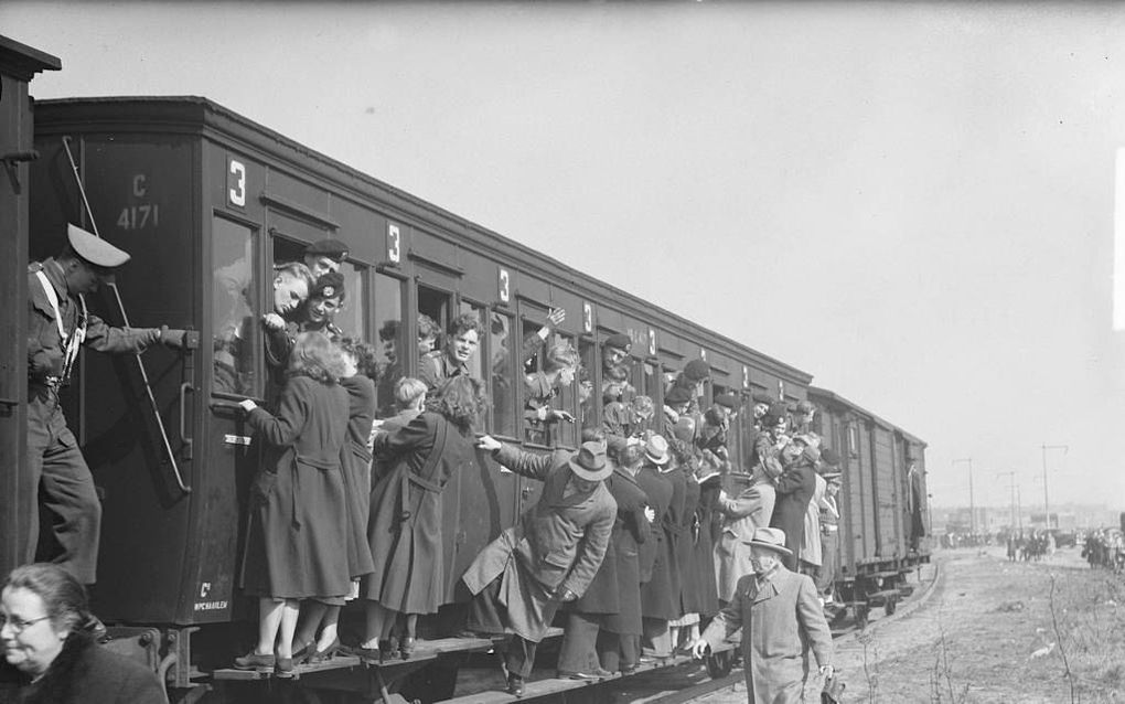 Een van de laatste lichtingen dienstplichtige militairen vertrekt naar Indië. (Amersfoort, 17 maart 1949). beeld Bronbeek