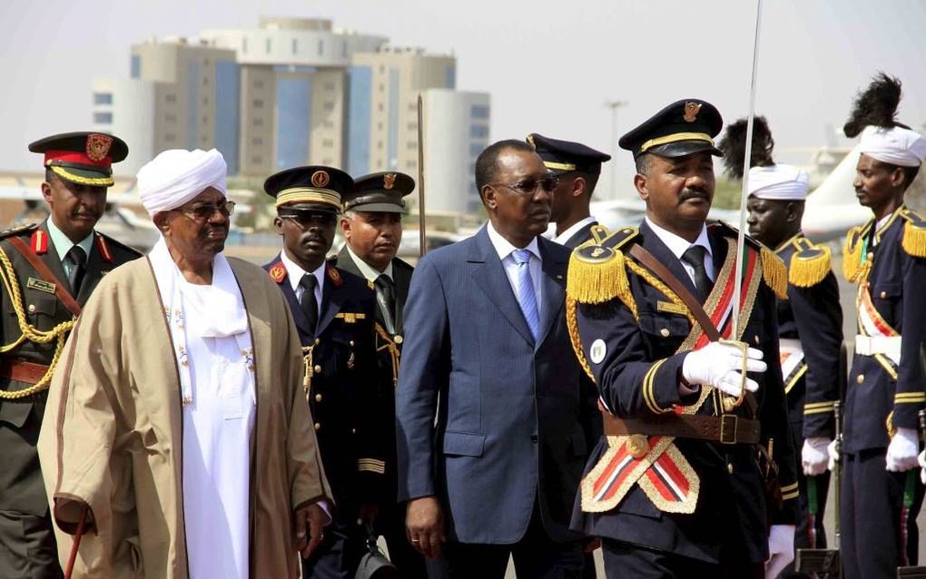 De Sudanese president Omar al-Bashir (links) en de president van Tsjaad, Idriss Deby Itno (tweede van links), inspecteren de erewacht in Khartoum, eind vorige maand. Daar kwamen ze bijeen om te praten over het oorlogsgebied Darfur. beeld EPA