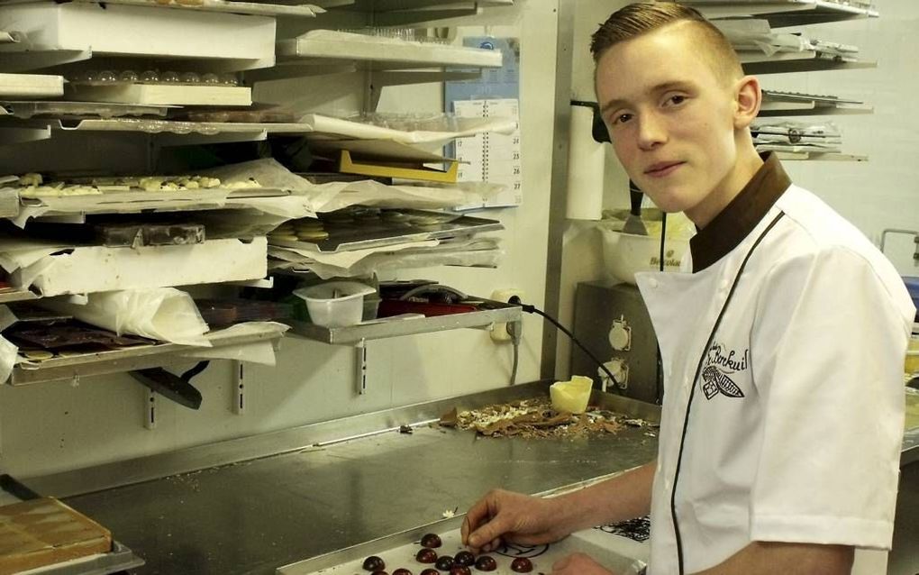 Luuk Schaper (16) van ChocoKado de Berekuil gaat op 4 maart 48 bonbons maken. Twintig ervan levert hij in voor de hoofdprijs: ”De lekkerste Bonbon van Nederland". beeld Dick den Braber