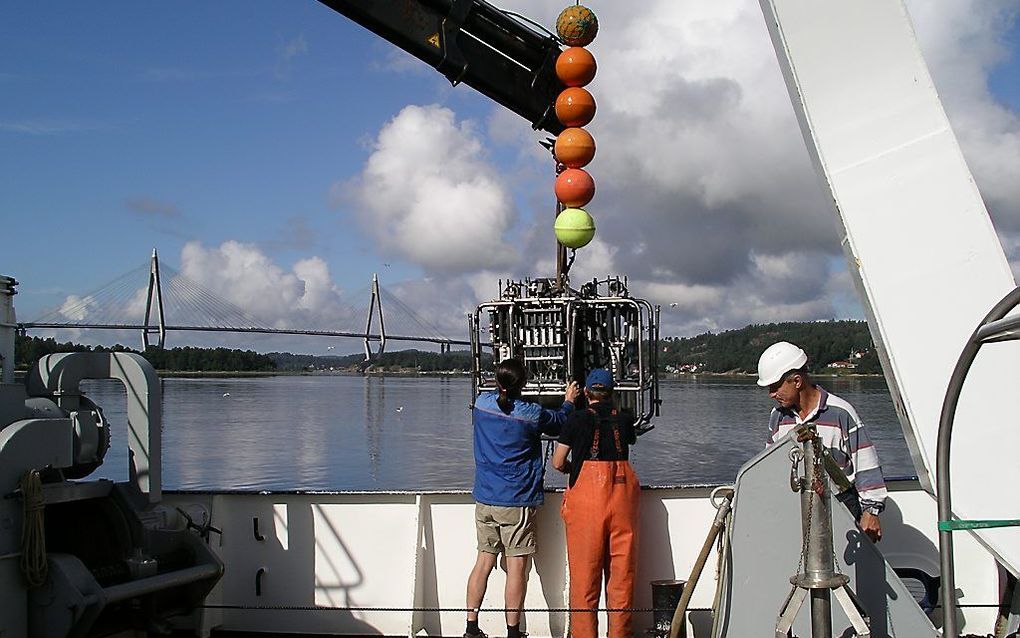 Wetenschappers zijn bezig met onderzoek naar de aanwezigheid van bacteriën in het Zweedse Byfjord bij Uddevalla. beeld Alexander Treusch, University of Southern Denmark