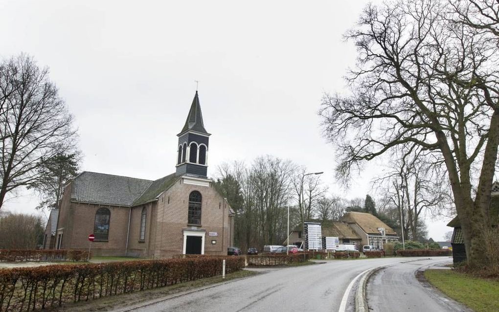 De Reestkerk staat aan de kronkelende weg tussen Balkbrug en IJhorst.  beeld RD, Anton Dommerholt