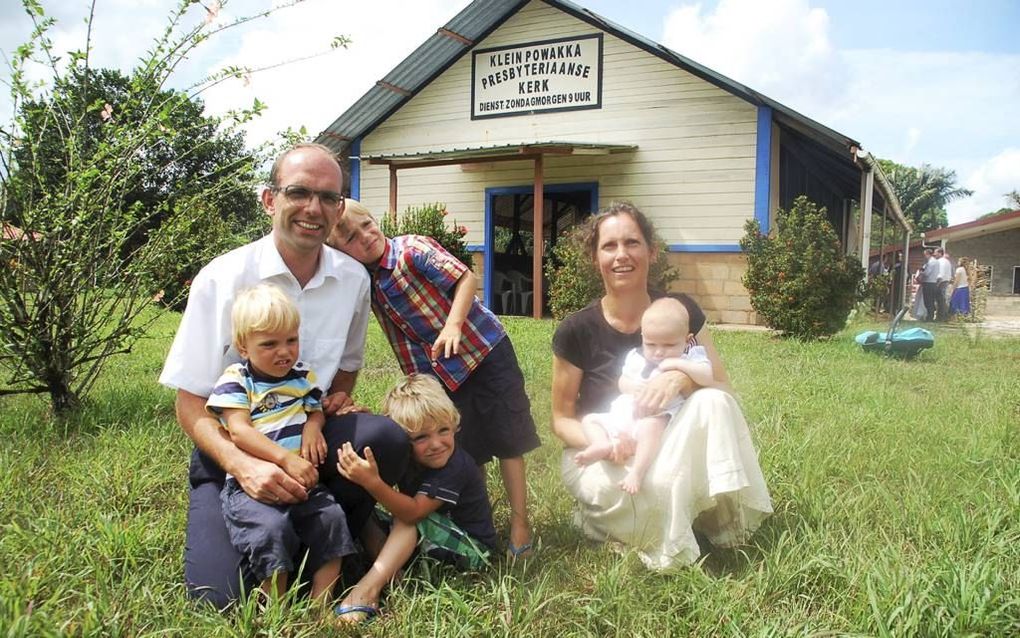 Ds. Ammiël Meuleman met zijn vrouw Hellen en kinderen. beeld Gerard ten Voorde