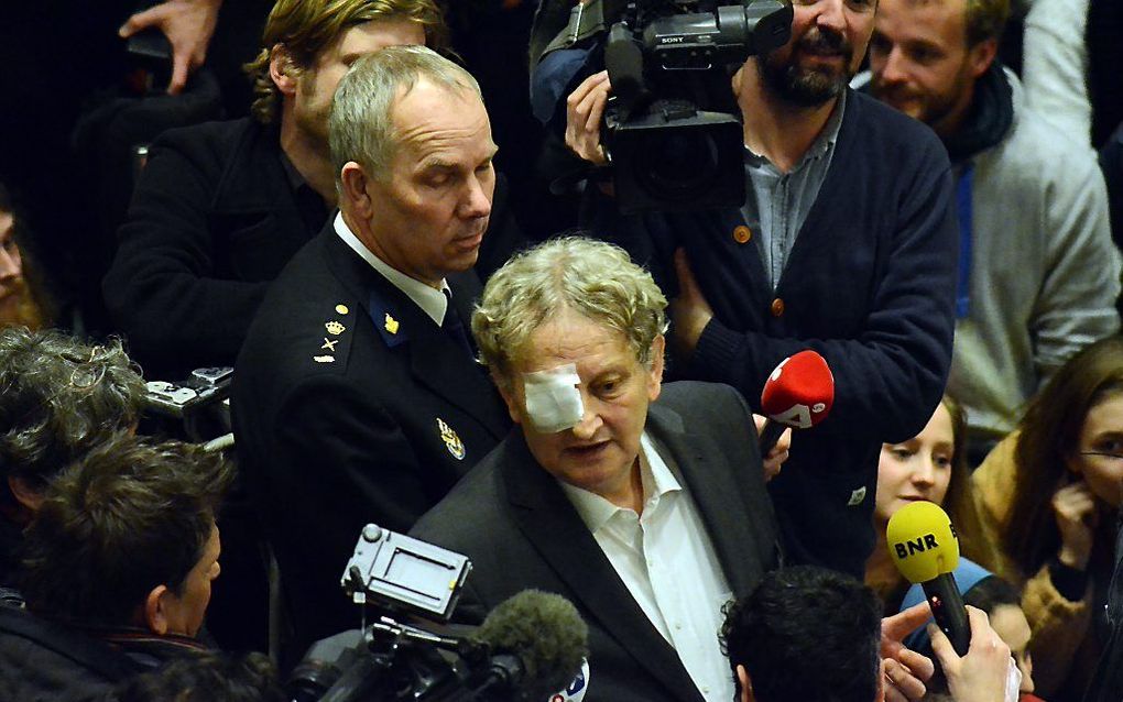 Burgemeester Eberhard van der Laan (R) en hoofdcommissaris van de politie Amsterdam Pieter-Jaap Aalbersberg bezoeken de studenten in het Maagdenhuis in Amsterdam die het gebouw zijn binnengevallen. Beeld ANP