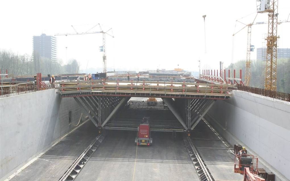 Tussen Schiedam en Delft is een tunnel in aanbouw. Sinds de opheffing van de onafhankelijke Commissie Tunnelveiligheid houdt alleen een beambte van Rijkswaterstaat de veiligheid in de gaten. beeld Rijkswaterstaat