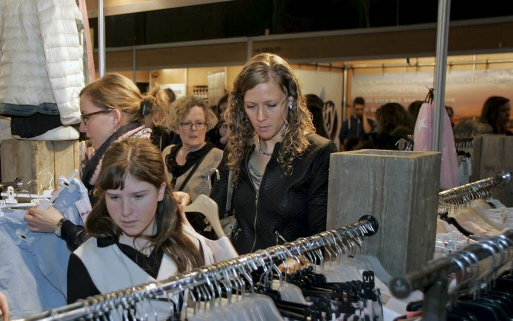 Bezoekers van de Familiedagen in Hardenberg snuffelen tussen de kleding. Tijdens het evenement zijn allerhande artikelen te koop, maar geïnteresseerden kunnen ook luisteren naar de lezingen en debatten die elke dag georganiseerd worden. beeld Eelco Kuiken