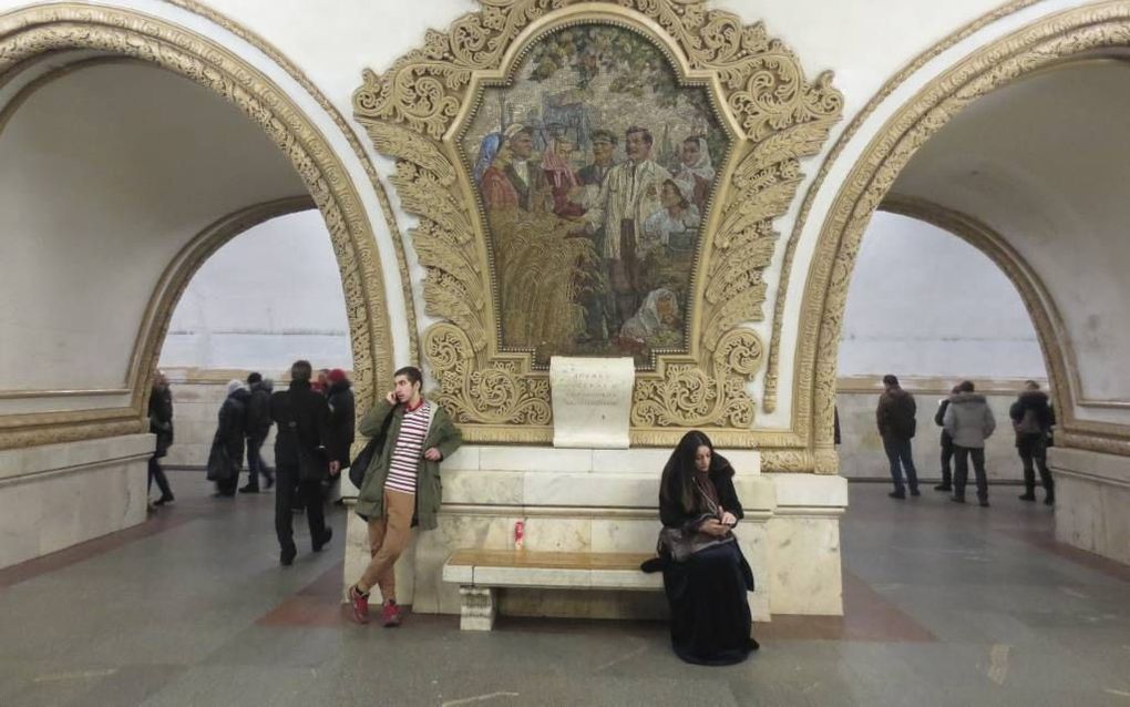 Oekraïne en Rusland zijn onlosmakelijk met elkaar verbonden. In Moskou zijn symbolische verwijzingen naar Oekraïne overal te zien. Foto: mozaïeken in metrostation Kievskaja, die een ode vormen aan de vriendschap tussen de twee volkeren. beeld Floris Akker