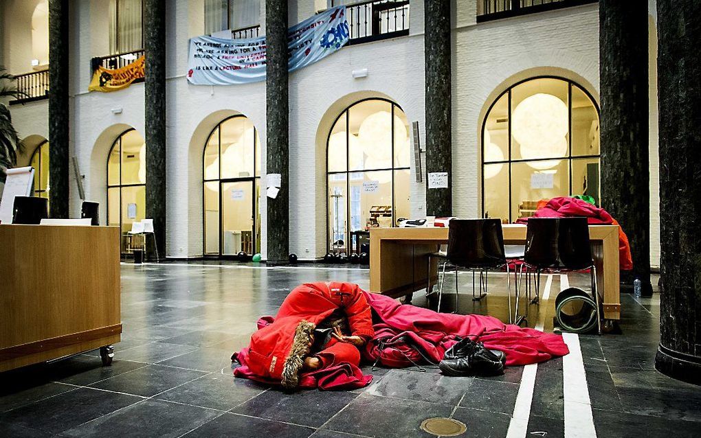 Een student ligt te slapen in de centrale hal tijdens de bezetting van het Maagdenhuis. beeld ANP