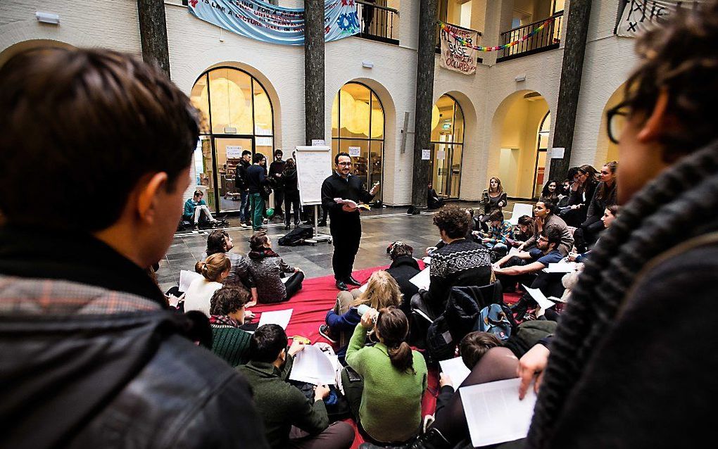 Studenten luisteren naar een gastles in universiteitsgebouw het Maagdenhuis. beeld ANP