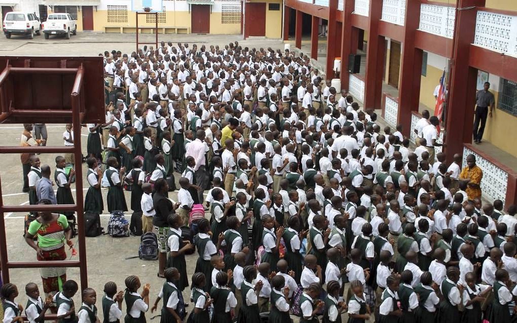 MONROVIA. De scholen in Liberia zijn sinds vorige week weer begonnen, nadat ze maanden waren gesloten in verband met het ebolavirus. Foto: kinderen staan in de rij voor hun klassen op de Don Boscoschool in de Liberiaanse hoofdstad Monrovia. beeld AFP