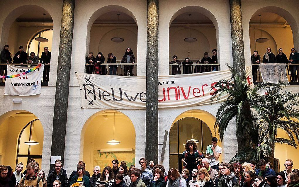 Studenten luisteren naar een gastles in universiteitsgebouw het Maagdenhuis. Na de ontruiming van het Bungehuis namen tientallen studenten het Maagdenhuis in. Zij willen meer democratie binnen de universiteit en eisen dat het universiteitsbestuur aftreedt