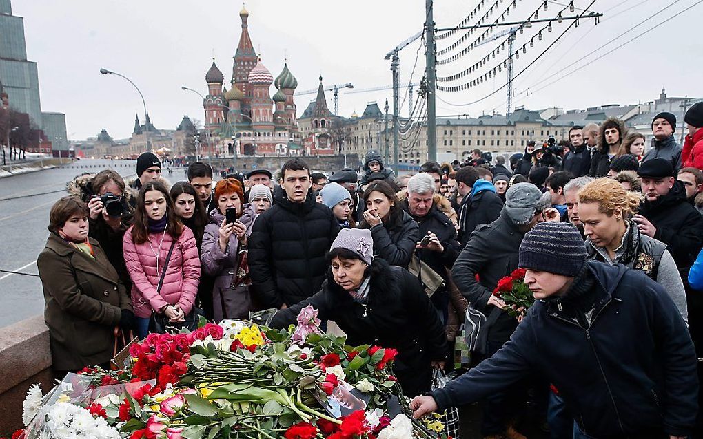 In Rusland is zaterdag geschokt gereageerd op de moord op oppositiepoliticus Boris Nemtsov. Van de daders ontbreekt nog elk spoor. beeld EPA