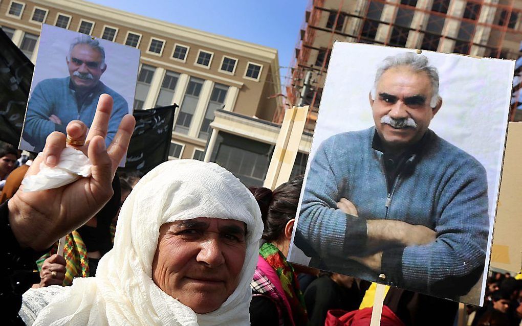 De leider van de Turks Koerdische PKK, Abdullah Öcalan, heeft vanuit de gevangenis zijn achterban opgeroepen mee te praten over het neerleggen van de wapens. beeld AFP