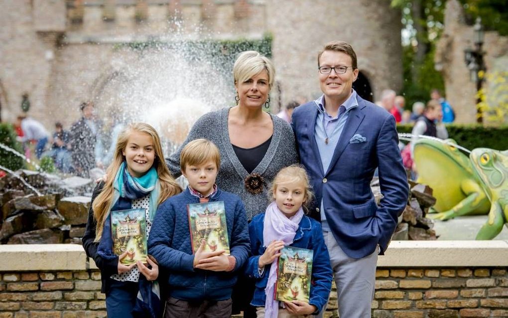 Prins Constantijn en prinses Laurentien met hun drie kinderen. V.l.n.r.: Eloise, Claus-Casimir en Leonore, oktober 2014.  beeld ANP