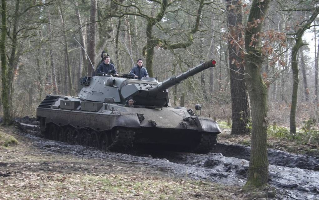 Bezoekers van Oorlogsmuseum Overloon mogen tegen betaling een ritje meerijden in een UN-pantservoertuig en een Leopardtank (foto). Bezoekers betalen bijna 100 euro voor deelname aan de tankmeeting. „Dat lijkt veel, maar we houden er geen cent aan over.” b