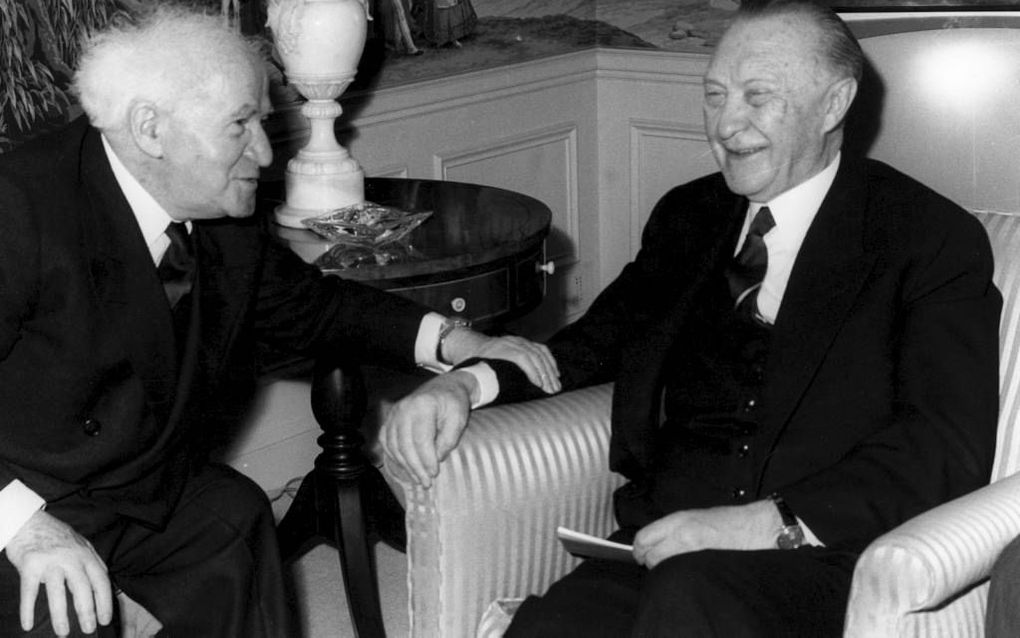 In maart 1960 spraken de Duitse bondskanselier Konrad Adenauer en de Israëlische premier David Ben Gurion elkaar in New York. Het was de eerste ontmoeting van regeringsleiders uit beide landen sinds de Holocaust. Beeld Bondsrepubliek Duitsland