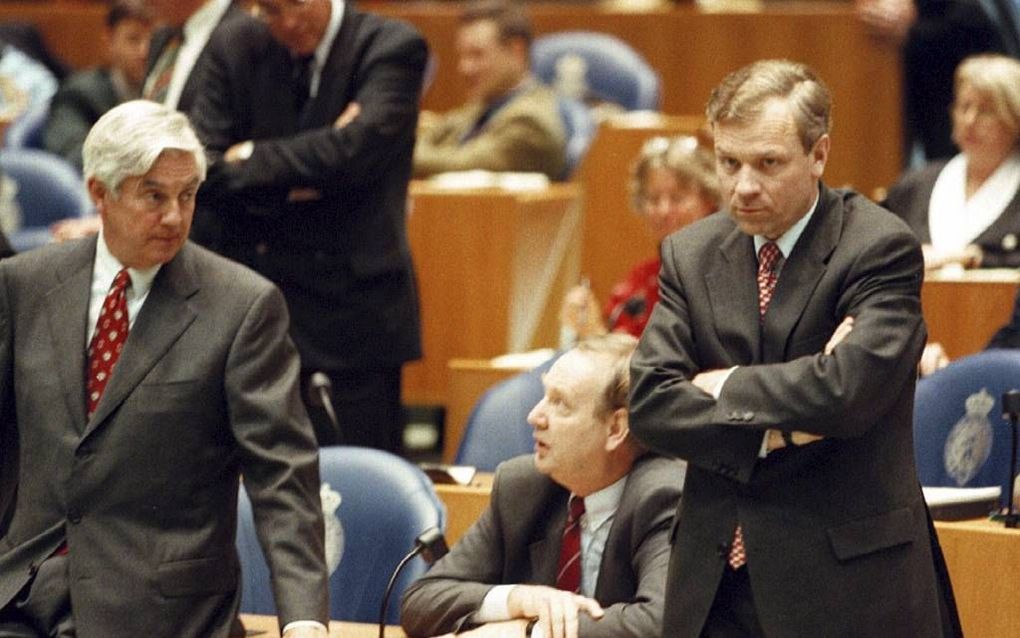 Toenmalig VVD-leider Bolkestein (l.) ontknoopte begin 1997 een fel debat aan het Binnenhof door zich te keren tegen de uitbreiding van de NAVO in oostelijke richting. Toenmalig CDA-Kamerlid De Hoop Scheffer (r.) keurde die houding scherp af. ANP