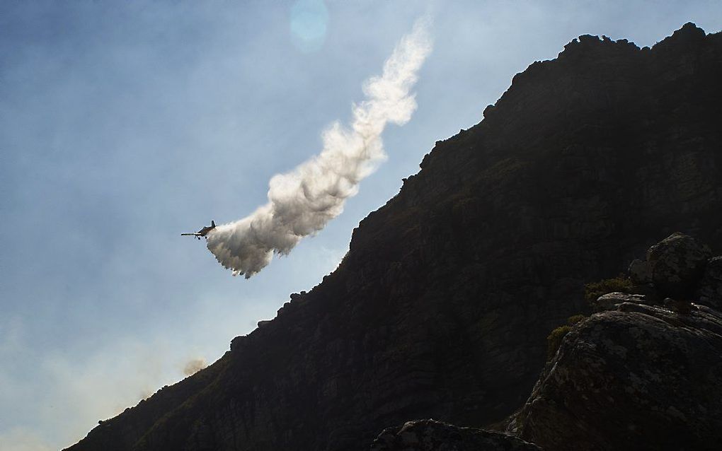 In het Zuid-Afrikaanse Kaapstad woeden sinds zondag grote branden. Vooral het uitkijkpunt Chapman’s Peak in het zuiden van de stad is getroffen. Chapman’s Peak is onderdeel van het nationale park Tafelberg. beeld AFP