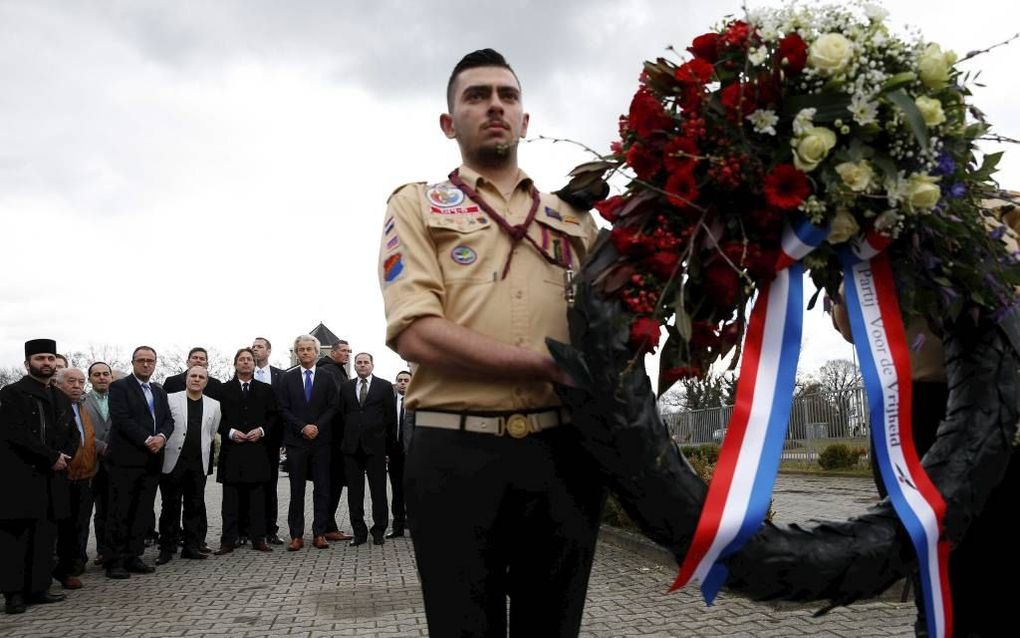 ALMELO. PVV-leider Wilders (op de foto op de achtergrond) legde gisteren een krans bij een monument in Almelo ter nagedachtenis van de slachtoffers van de Armeense genocide. Het monument in Almelo, dat vorig werd onthuld, is het grootste Armeense monument