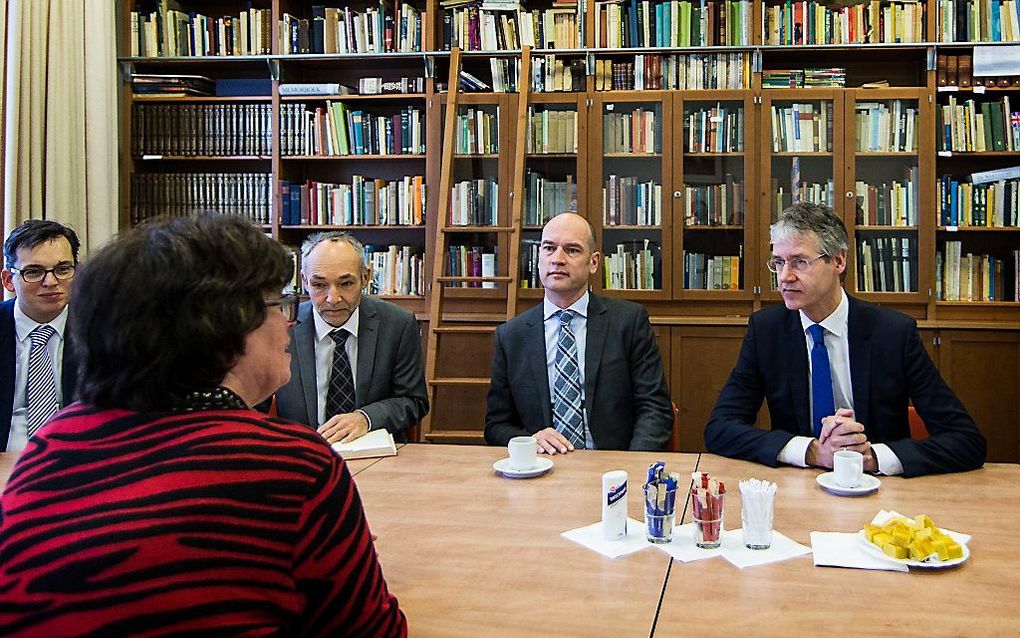 Leider van de ChristenUnie Arie Slob en Tweede Kamerlid Gert-Jan Segers (2eR) in gesprek met rabbijn Marianne van Praag tijdens een bezoek aan een synagoge. Beeld ANP