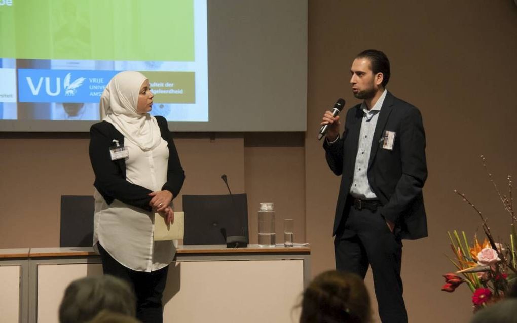 De islamitische onderzoeker Razi Quadir (r.) ging dinsdag onder leiding van moslima Esmaa Alariachi (l.) in discussie met het publiek tijdens een symposium aan de VU over religie. beeld Ronald Bakker